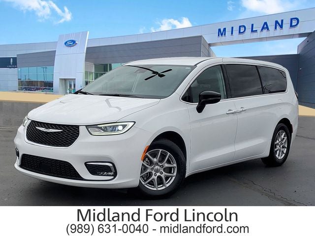 2024 Chrysler Pacifica Touring L's photo