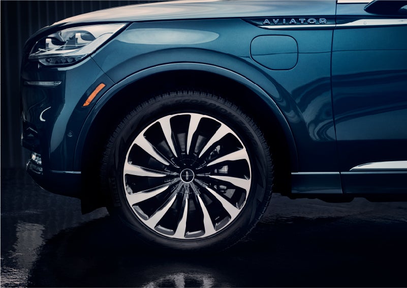 The 2023 Lincoln Aviator® Black Label Grand Touring model with unique 12-spoke wheel | Midland Lincoln in Midland MI