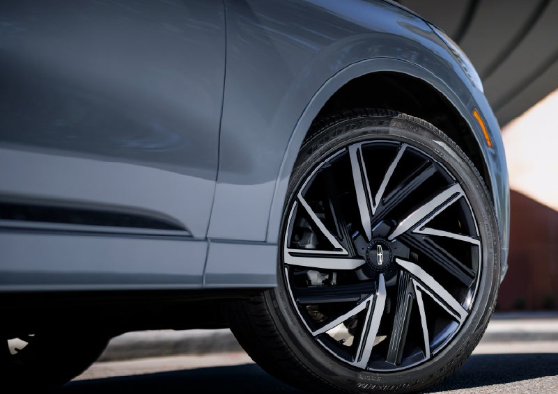 The wheel of the 2027 Lincoln Aviator® Black Label™ SUV is shown slightly angled out. | Midland Lincoln in Midland MI